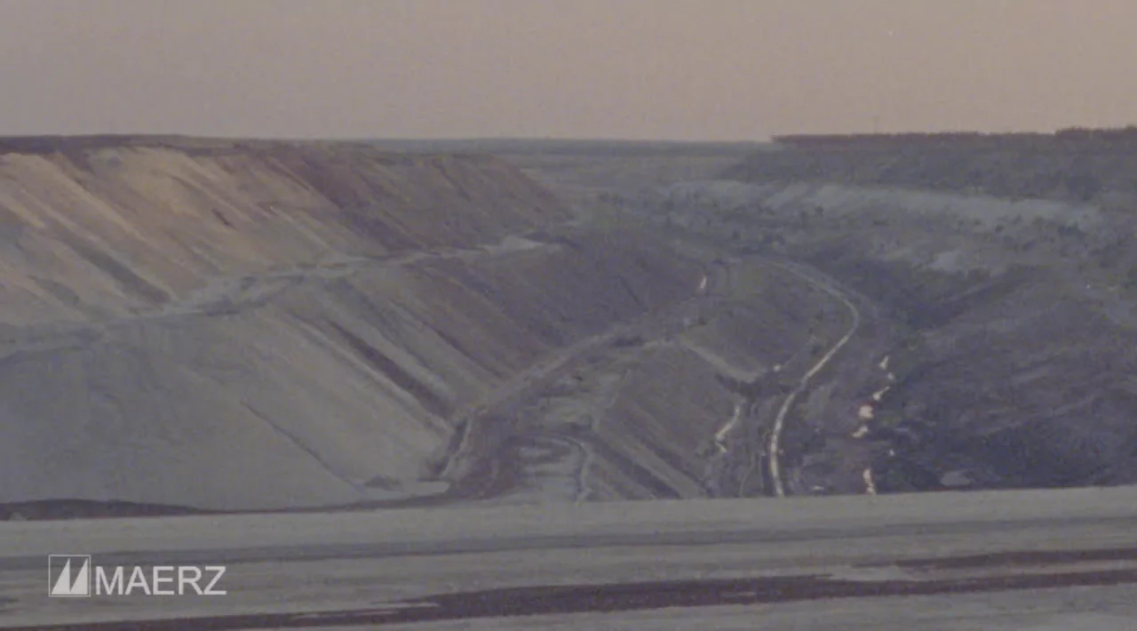 Konzertpianistin Marian Rosenfeld lehnt am Klavier