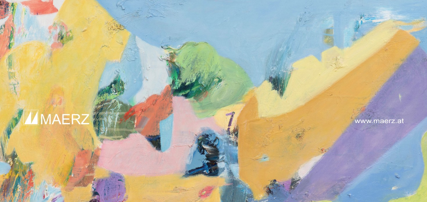 Konzertpianistin Marian Rosenfeld lehnt am Klavier