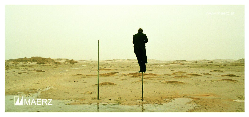 Konzertpianistin Marian Rosenfeld lehnt am Klavier