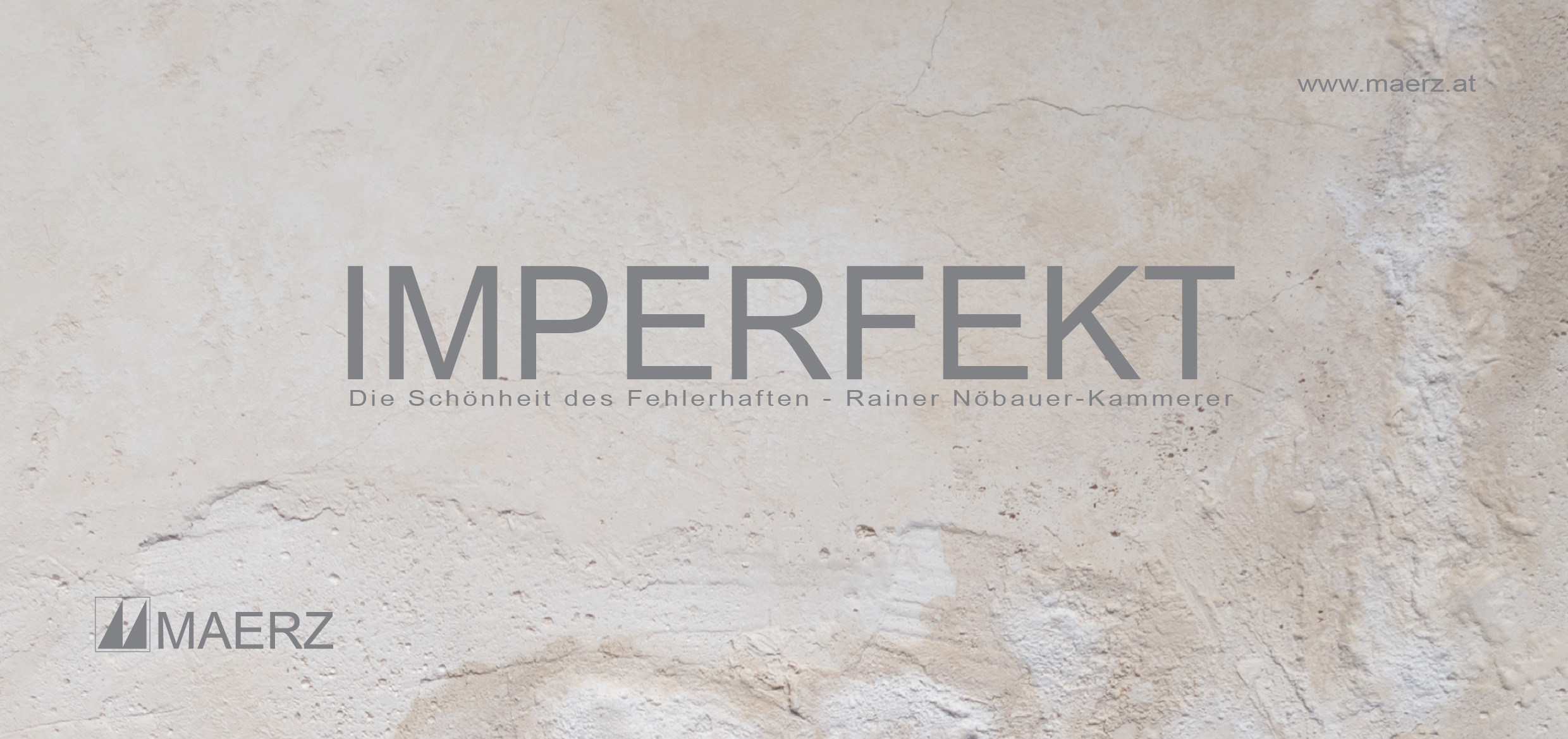 MAERZ-Einladung-IMPERFEKT-Web Konzertpianistin Marian Rosenfeld lehnt am Klavier